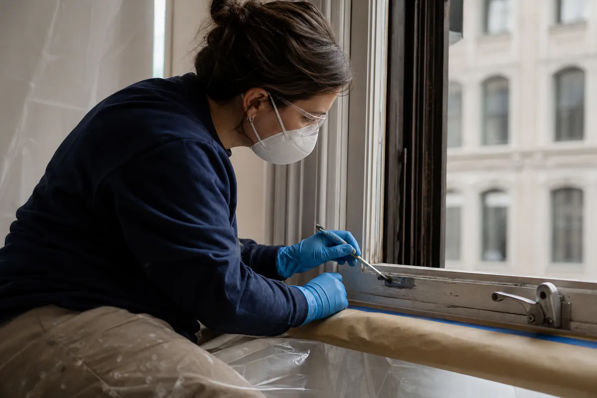 Lead-safe correction work on an older window component